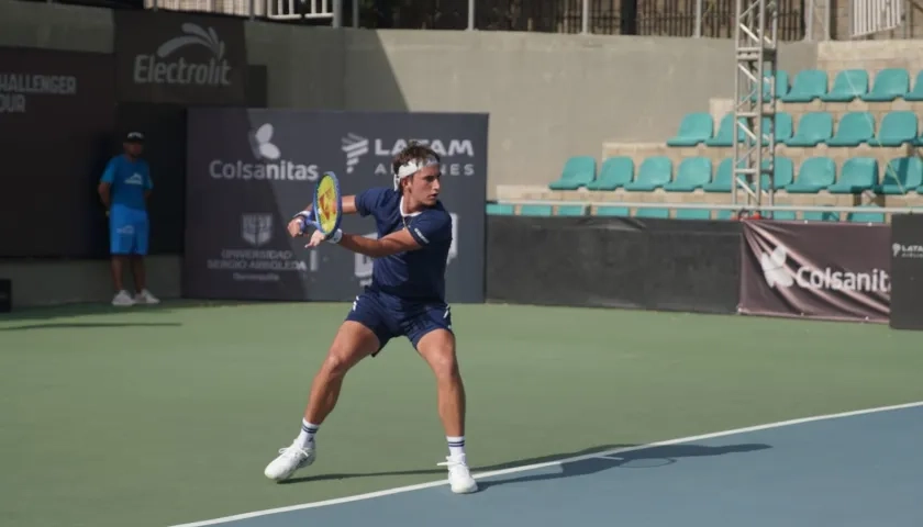 El colombiano Miguel Tobón Jr. durante su partido contra el paraguayo Adolfo Vallejo. 