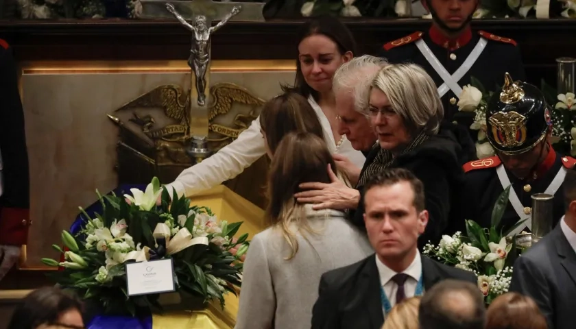 La esposa del fallecido senador y precandidato Miguel Uribe Turbay, Claudia Tarazona, sus hijas y el padre de Miguel, Miguel Uribe, tocan el féretro.