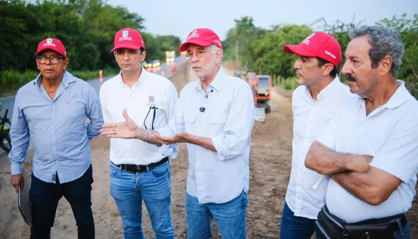 Gobernador Verano durante visita de inspección de obras. 