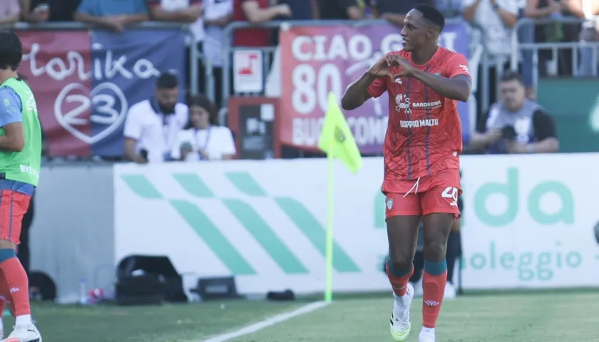 Yerry Mina celebrando su gol con Cagliari.