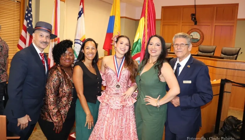 Reina del Carnaval con directivos en Tampa, Florida.