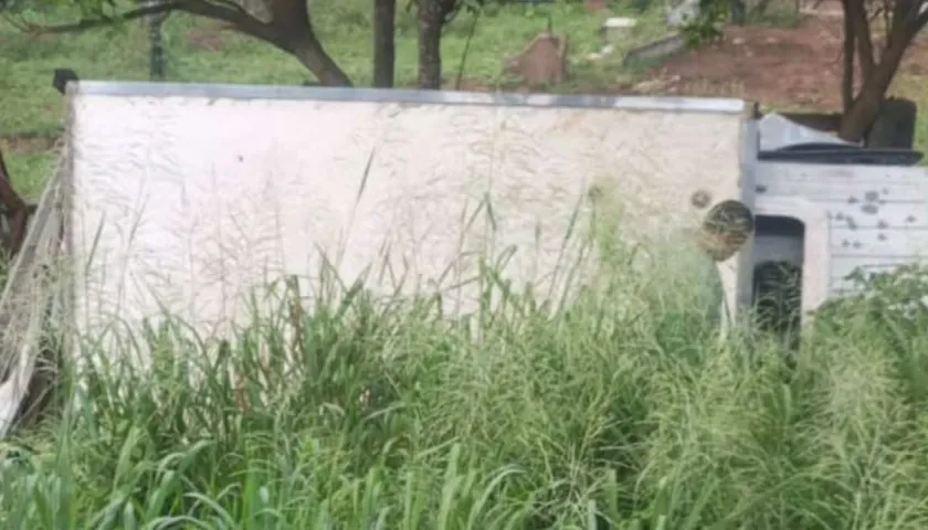 Furgoneta terminó a un lado de la vía.