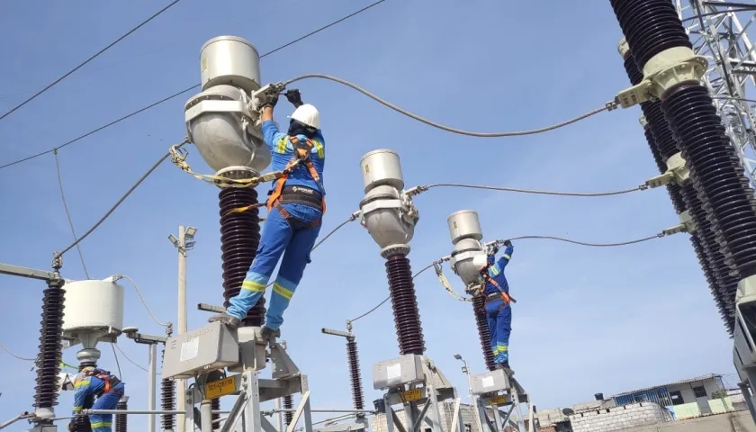Operarios de Air-e durante labores técnicas. 