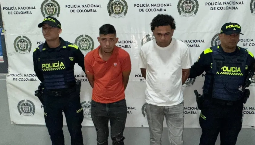 Los capturados junto a las autoridades.