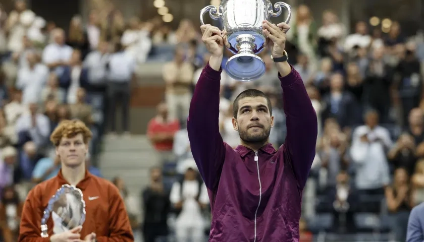 Carlos Alcaraz con su segundo trofeo del Abierto de Estados Unidos.