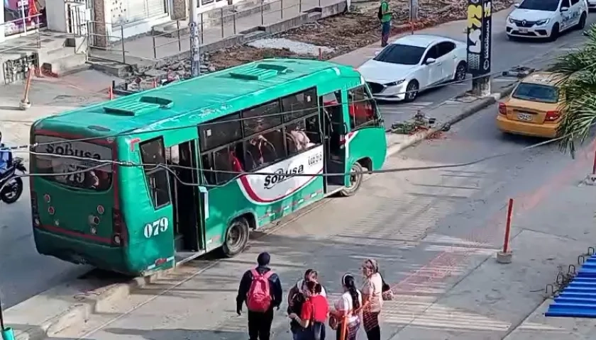 Conductor imprudente quedó "atorado" en separador central de la 72