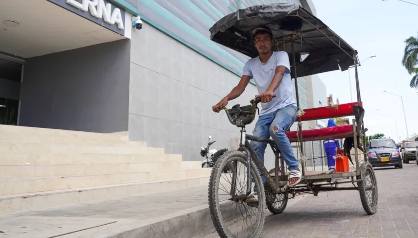 Eiver Manuel Suárez convirtió su bici-coche en ambulancia improvisada.