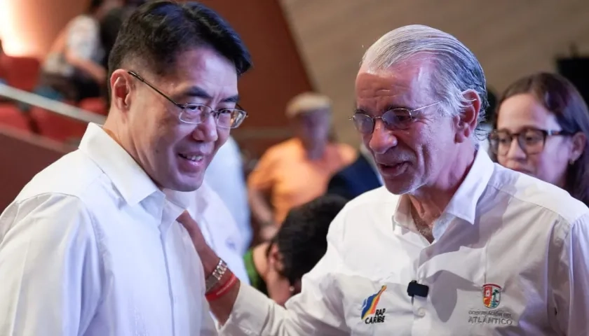 El embajador de China en Colombia, Zhu Jingyang, y el Gobernador Eduardo Verano.