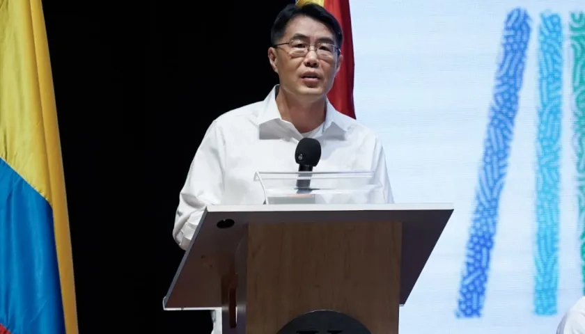 El embajador de China en Colombia, Zhu Jingyang.