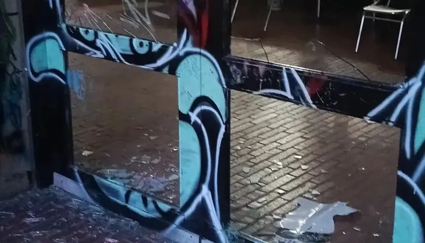 La explosión afectó los ventanales del edificio de Sociología. 