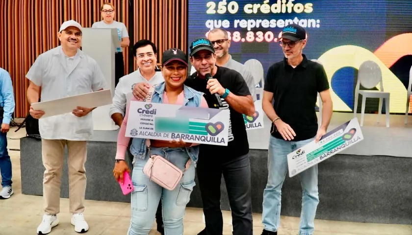 Alcalde Alejandro Char en la entrega de los créditos a beneficiarios.