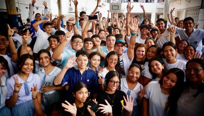 Alcalde Alejandro Char junto a los alumnos en inicio de proyecto de ampliación del Colegio IED Experiencias Pedagógicas.