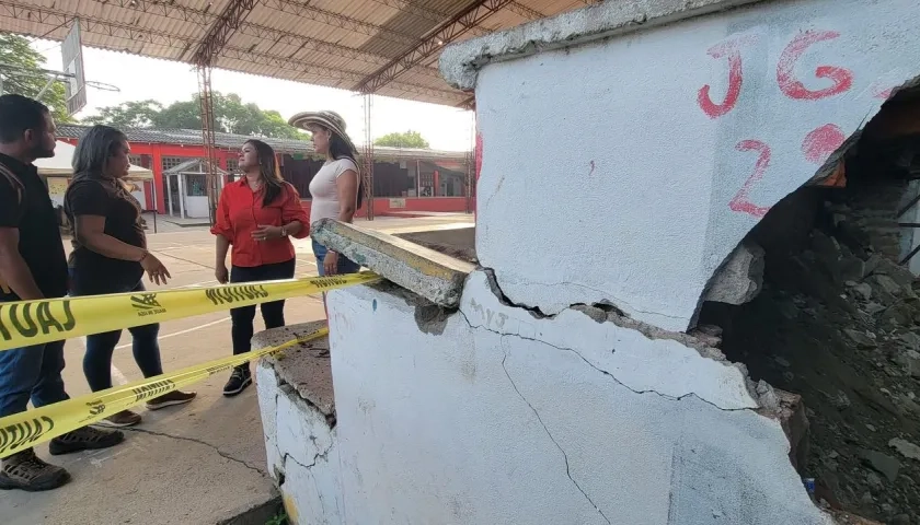 Grada que se derrumbó en el colegio en Manatí.