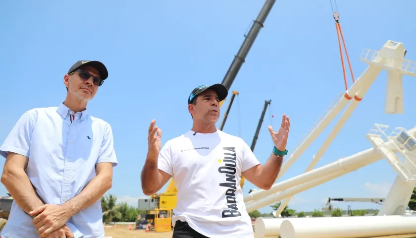 El Alcalde Char inspeccionando la obra.