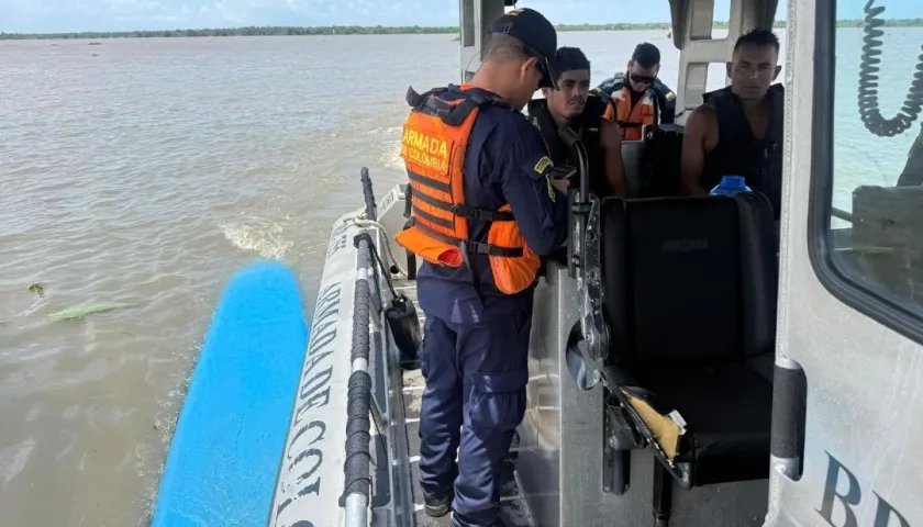 Hombres rescatados en el Río Magdalena