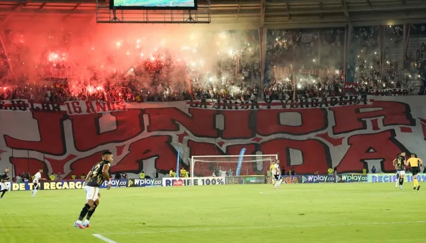 Tribuna norte alta durante el partido Junior - Llaneros.