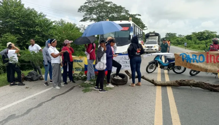 Las madres comunitarias y personal de los CDI protestando en la Vía Oriental. 