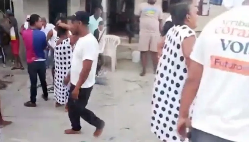 Personas en el lugar de la masacre. 