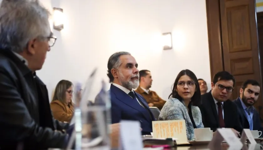 Armando Benedetti en la reunión con la UNP. 