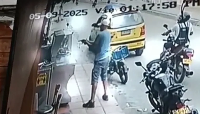 Momento en que dispararon al asadero de pollo.