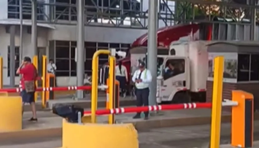 Talanqueras alzadas en peaje de Sabanagrande. 