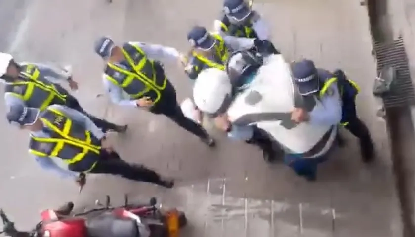 Reguladores de tránsito involucrados en agresión a particular. 