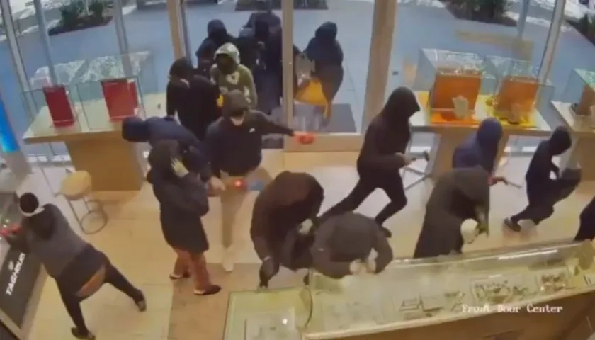 Momento en que los ladrones estaban dentro de la joyería. 