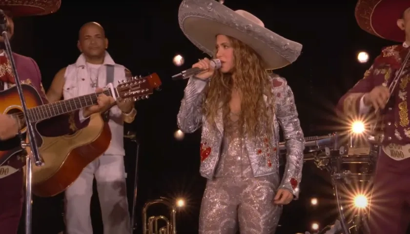 Shakira con el mariachi Gamamil.