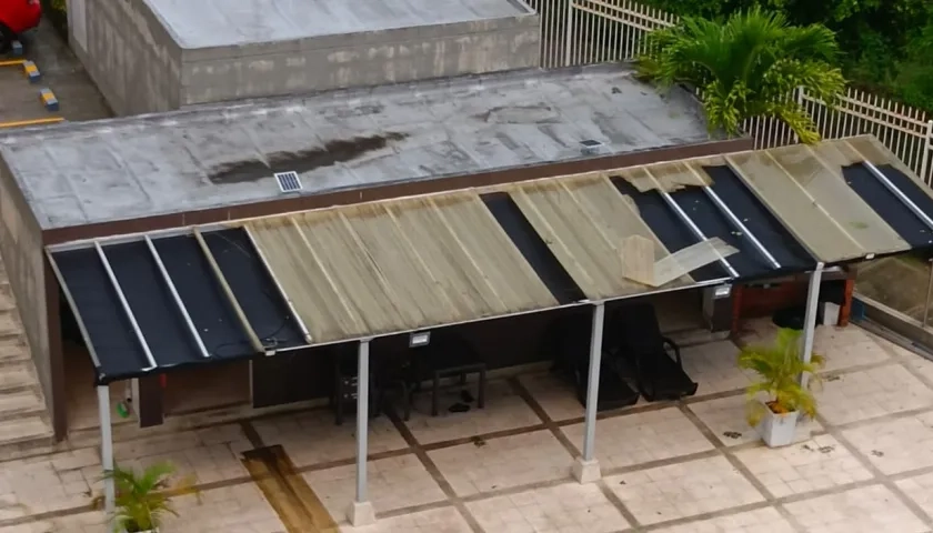 El techo de la piscina de uno de los conjuntos residenciales afectados. 