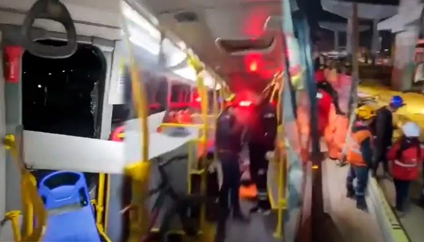 Así quedó el bus de Transmilenio.