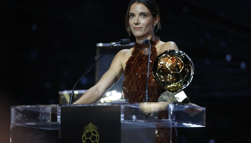 Aitana Bonmatí es la primera jugadora que logra tres Balones de Oro consecutivos.