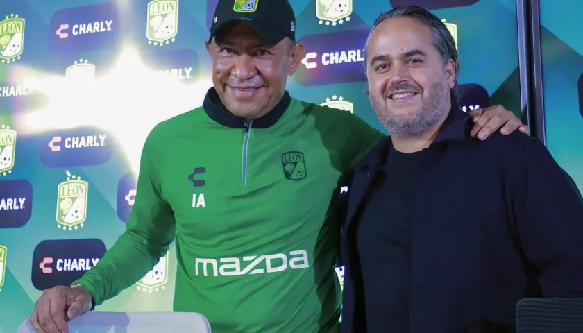 Ignacio Ambriz con el presidente del León, Jesús Martínez Murguía.