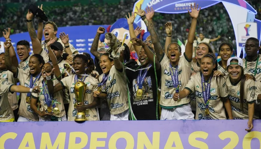 Jugadoras de Deportivo Cali celebran con el trofeo de la Liga Profesional Femenina Colombia.