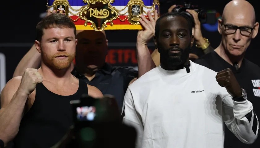 Saúl 'Canelo' Álvarez y Terence Crawford posan antes de su combate de este sábado en Las Vegas.