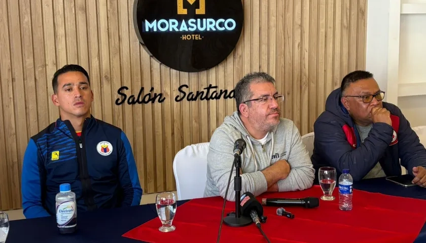 Camilo Ayala, técnico del Pasto, y Óscar Casabón (centro), presidente del Pasto, durante la rueda de prensa.