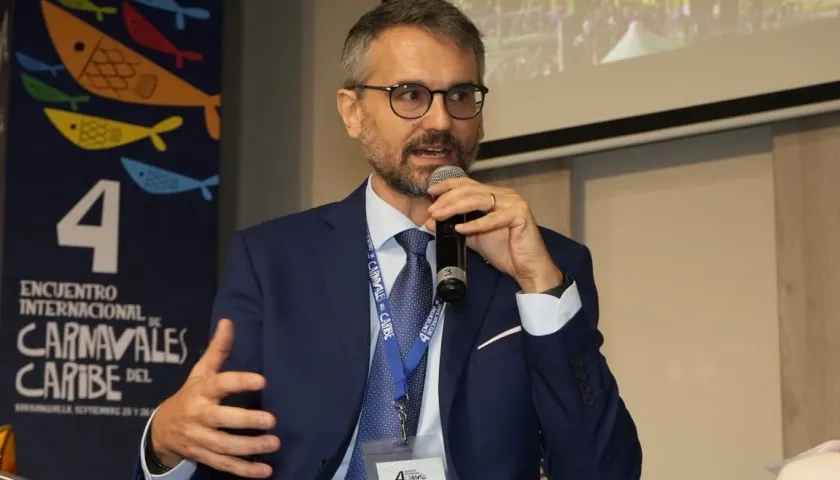 El conferencista Andrea Mazzi, conversando del Carnaval de Viareggio, Italia. 