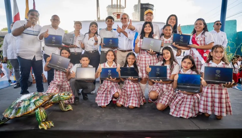 Entrega de computadores en Atlántico. 