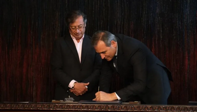 Juan Manuel Corzo durante su posesión ante el presidente Gustavo Petro. 