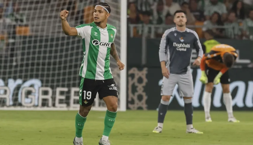 El colombiano 'Cucho' Hernández festeja su gol contra Real Sociedad. 