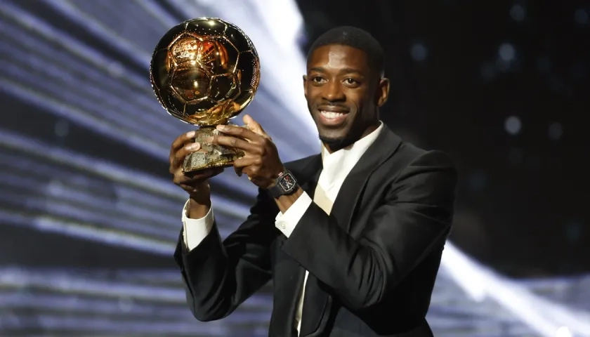 Ousmane Dembelé con el Balón de Oro entregado este lunes por France Football y la UEFA.