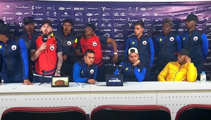 Los jugadores del Deportivo Pasto acompañaron en la rueda de prensa al técnico Camilo Ayala. 