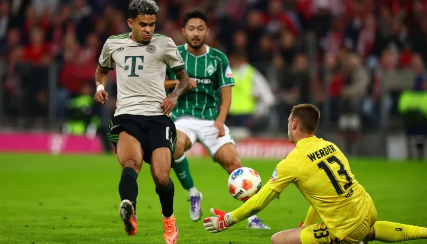 Karl Hein, portero del Werder Bremen, salva un mano a mano con Luis Díaz. 