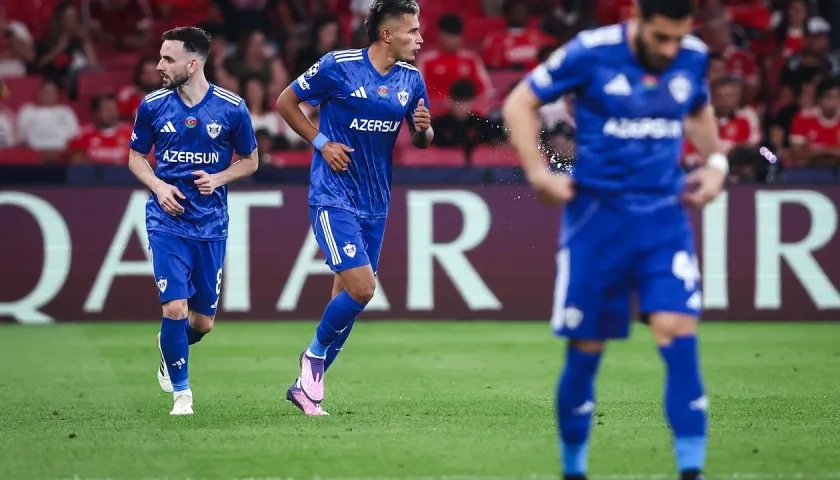 Camilo Durán (centro) tras marcar su gol ante el Benfica. 