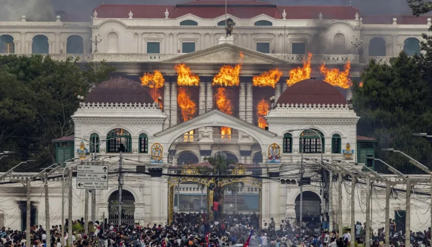 El fuego y el humo se elevan del palacio Singha Durbar. 