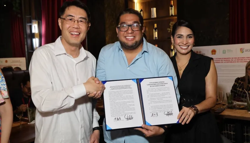 Embajador de China en Colombia, Zhu Jingyang, junto al alcalde de Puerto Colombia, Plinio Cedeño, y su esposa Katherine De la Hoz.