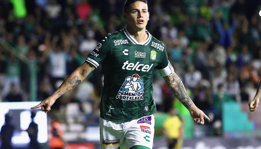 James Rodríguez celebra tras marcar de pena máxima para el León.