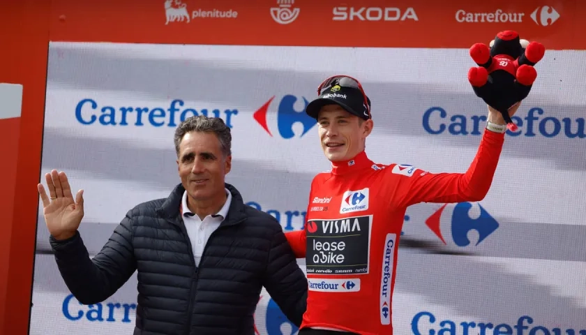 Jonas Vingegaard compartió en el podio con Miguel Indurain, cinco veces ganador del Tour de Fancia. 