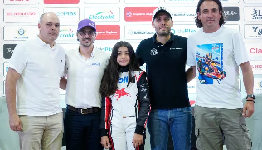 La piloto bogotana Alicia Ladino acompañada de los organizadores del Gran Premio Rotax del Caribe.  