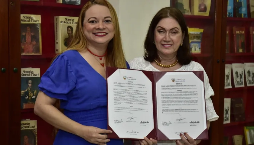 La diputada Alejandra Moreno y la periodista y escritora Loor Naissir.