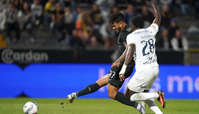 El remate de Luis Suárez que significó el gol del triunfo del Sporting 